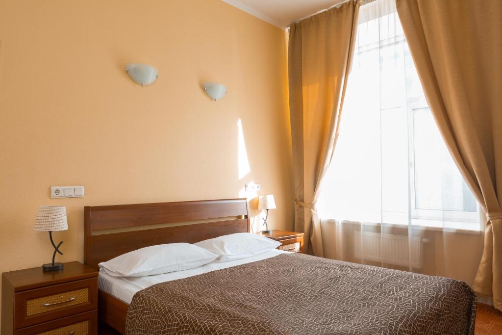 Postel nebo postele na pokoji v ubytování Allegro Ligovsky Prospekt