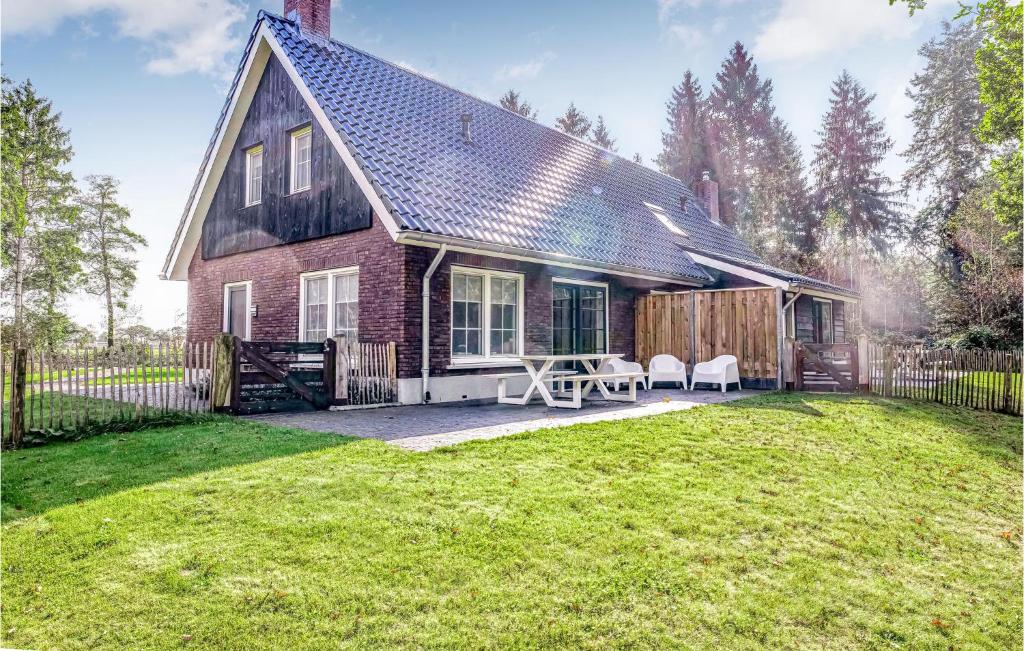 een rood bakstenen huis met een hek en een tuin bij Gorgeous Home In Rijssen With Wifi in Rijssen