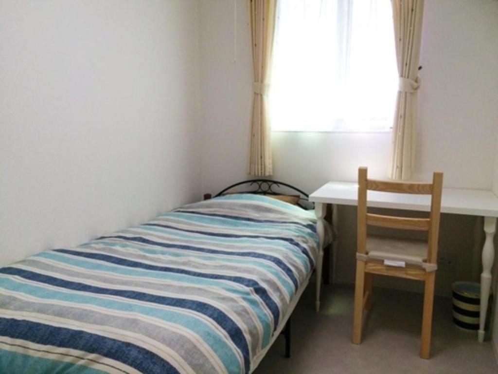 a bedroom with a bed and a desk and a chair at Plage Yuigahama - Vacation STAY 00220v in Kamakura