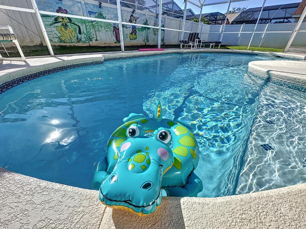 una piscina con un elefante de juguete en el agua en Mickey Funhouse, Pool, Fenced , Pets, Games, en Orlando