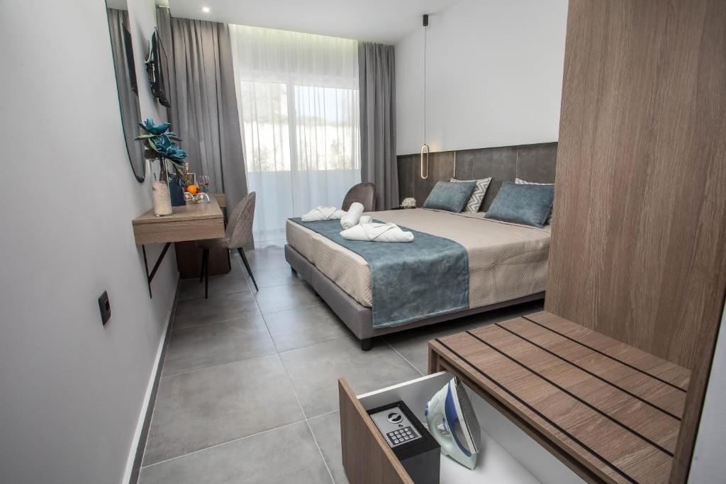 Posteľ alebo postele v izbe v ubytovaní FRESH HOTEL FALIRAKI