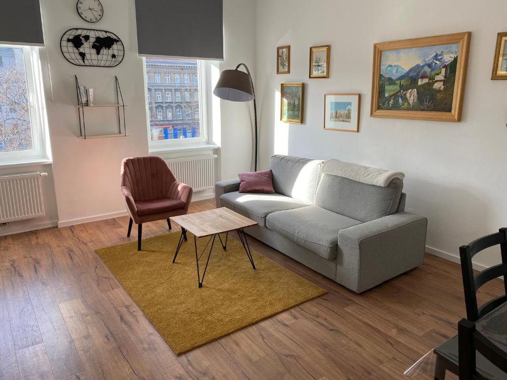 a living room with a couch and a table at 2 Zimmer Wohnung AKH und Volksoper Nähe in Vienna