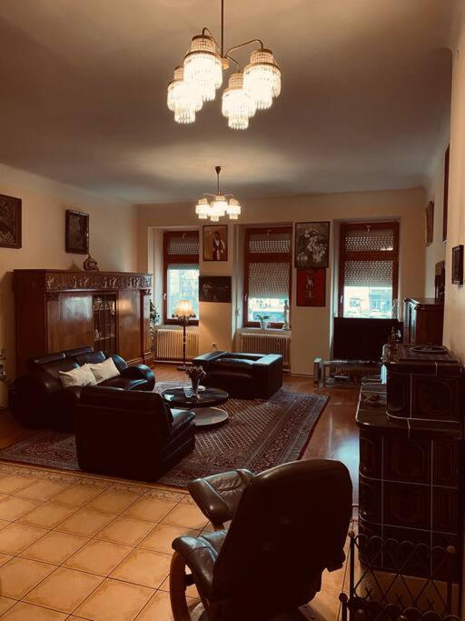 een woonkamer met banken en stoelen in een kamer bij soukromý apartmán Přemysl in Nymburk