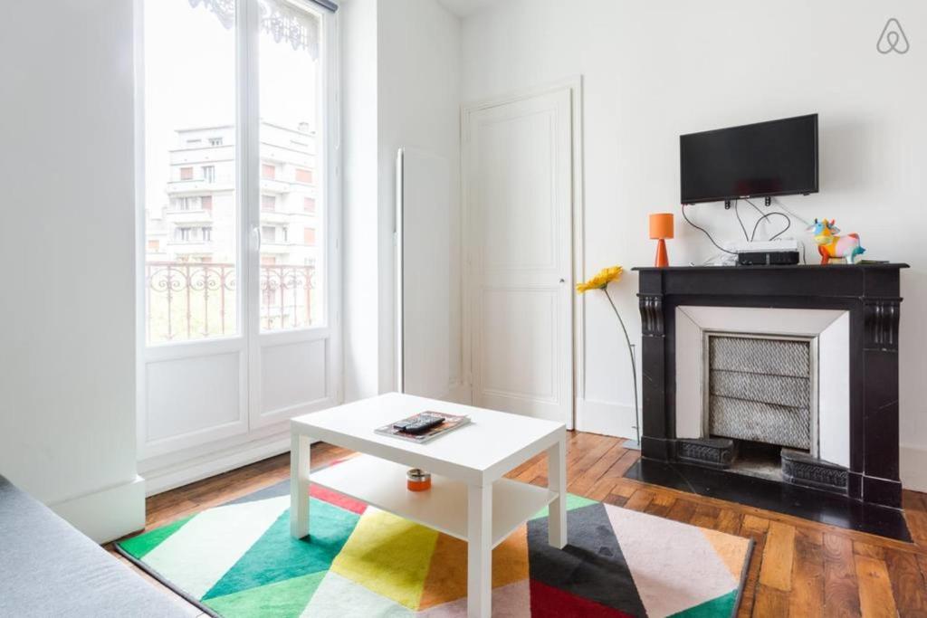 un salon avec une cheminée et une table dans l'établissement #H0 Le Jaurès T2 fully equipped Balcony wifi, à Grenoble