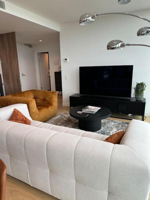 sala de estar con sofá blanco y mesa en Modern 2 BRM Apt in Williamstown, en Williamstown