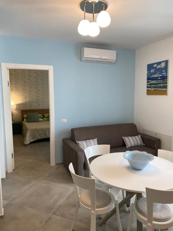 sala de estar con mesa y sofá en Casa Made' Luxury and Exclusive home in Polignano a Mare, en Polignano a Mare