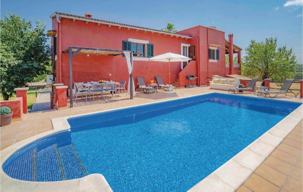 Piscina de la sau aproape de Cozy Home In Port D'alcúdia
