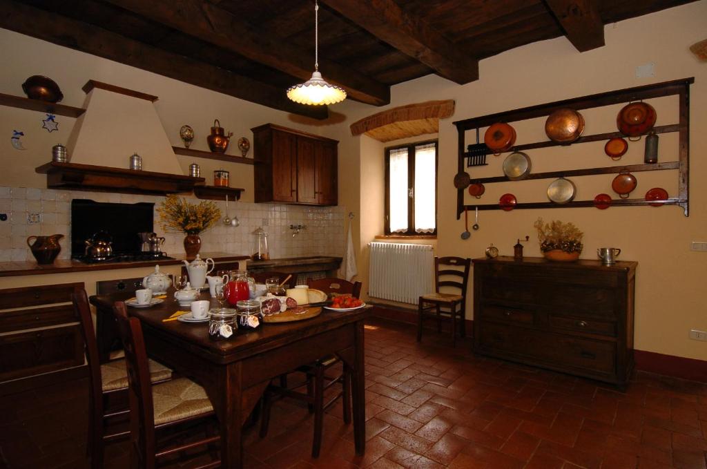 uma cozinha com uma mesa de madeira num quarto em Agriturismo Fienile del Canalone em Santa Fiora