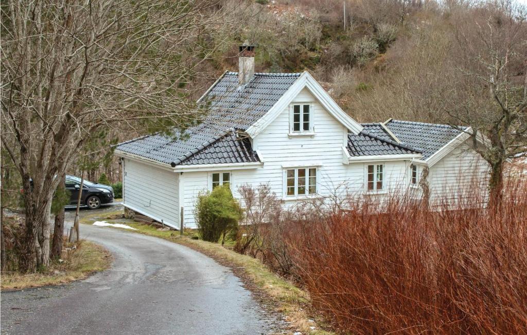 una casa bianca sul ciglio di una strada di Stunning Home In Blomsterdalen With 3 Bedrooms And Wifi a Blomsterdalen