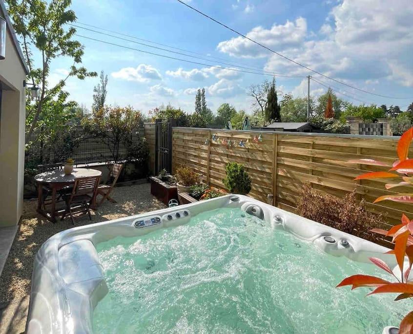 a hot tub in the backyard of a yard at Logement entier avec jacuzzi en provence in Le Thor