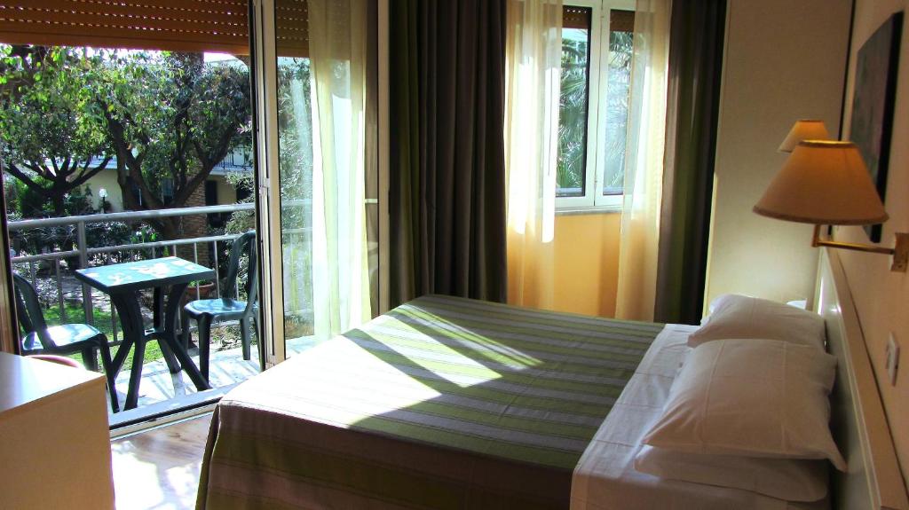 Postel nebo postele na pokoji v ubytování Hotel Ausonia