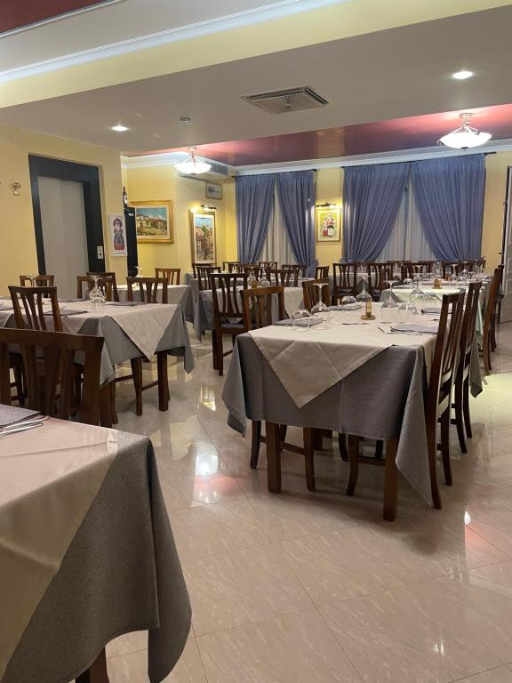 A restaurant or other place to eat at Il Cinghialetto