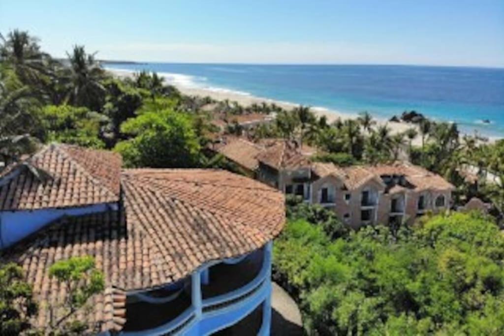 una vista aérea de una casa y la playa en Villa del Puerto, en Puerto Escondido