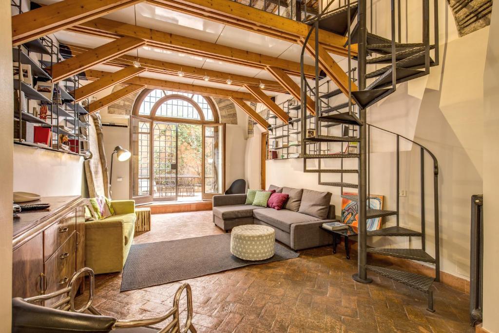 una sala de estar con una escalera de caracol en un loft en The Loft, en Roma