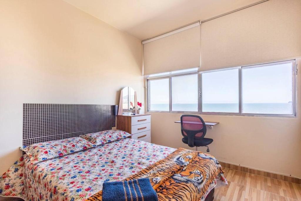 1 dormitorio con cama, escritorio y silla en STUDIO G VISTA ESPETACULAR en Santos