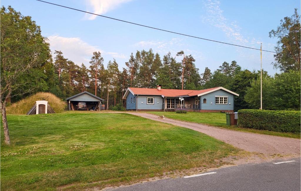 uma casa ao lado de uma estrada em 2 Bedroom Gorgeous Home In Lngaryd em Långaryd