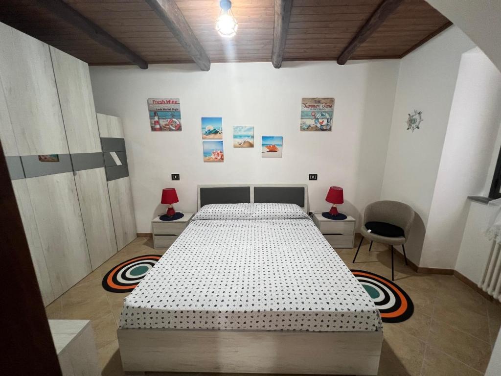 1 dormitorio con 1 cama y 2 sillas en Casa Murat, en Pizzo