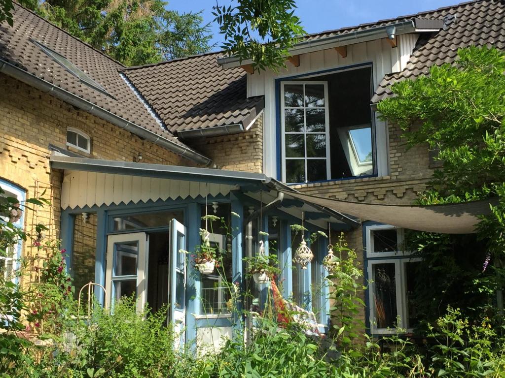 a house with windows and plants on the front of it at Ferienwohnung "Wasserburg" in Ascheffel