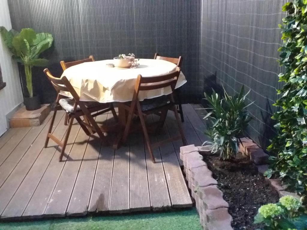 une table et des chaises assises sur une terrasse dans l'établissement Maison de ville avec patio, au Havre