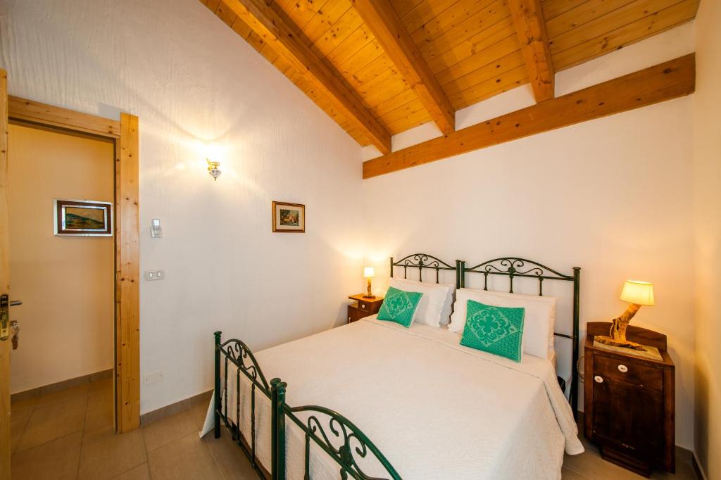 カステルサルドにあるLa Casa di Mannazzotta 2の木製の天井が特徴のベッドルーム1室(ベッド1台付)