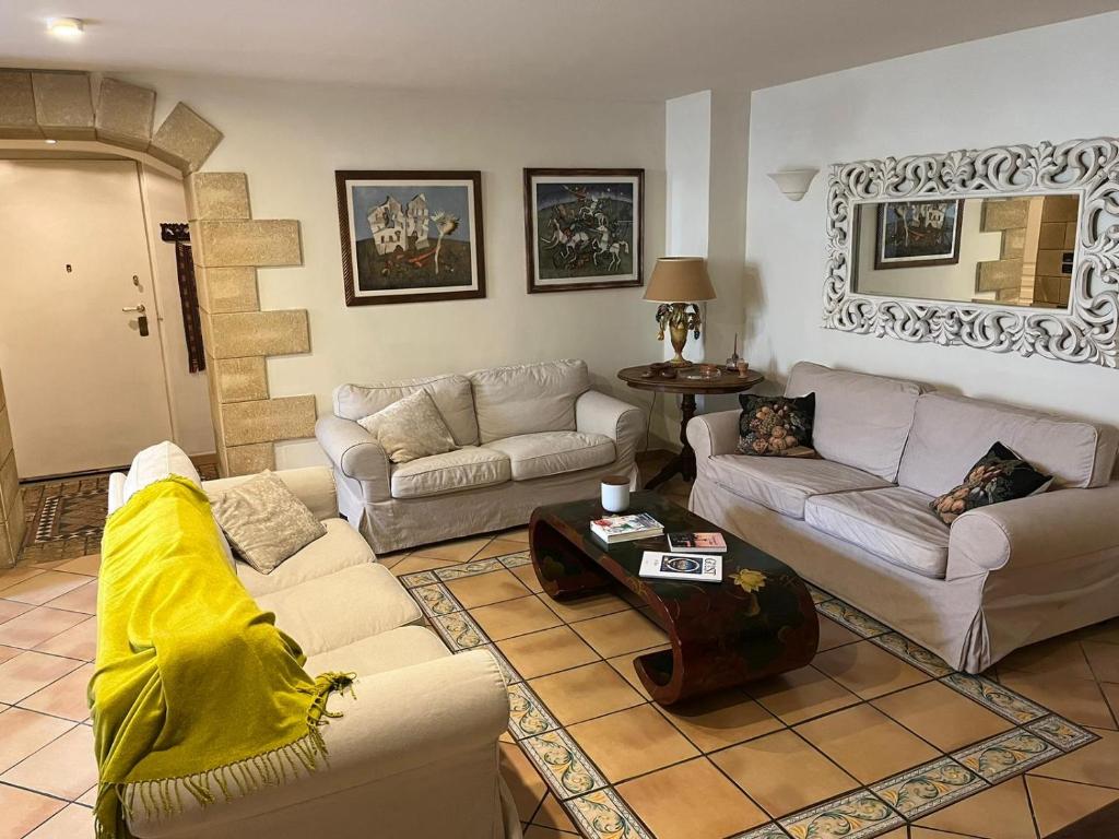 Sala de estar con 2 sofás y mesa en Loft tanzi, en Bari