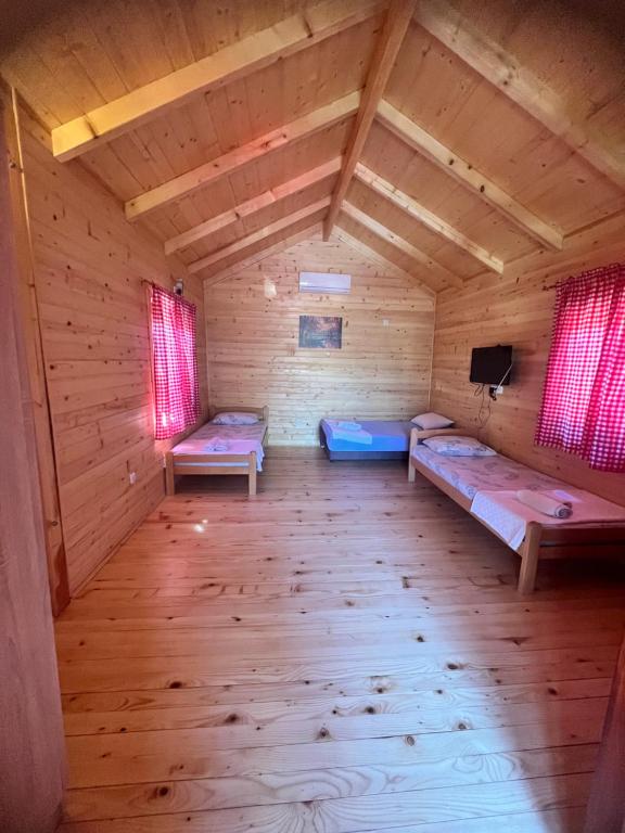 Postel nebo postele na pokoji v ubytování Ethno village Moraca - Skadar lake