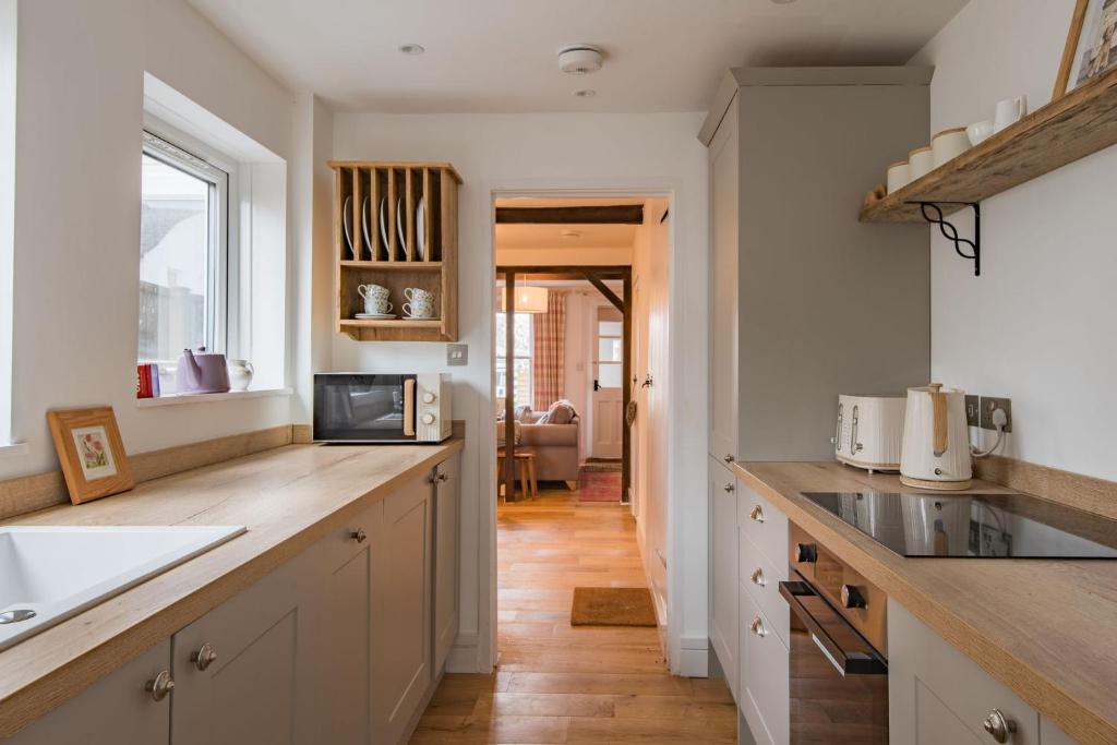 Kuchyň nebo kuchyňský kout v ubytování Bunny Cottage by Bloom Stays
