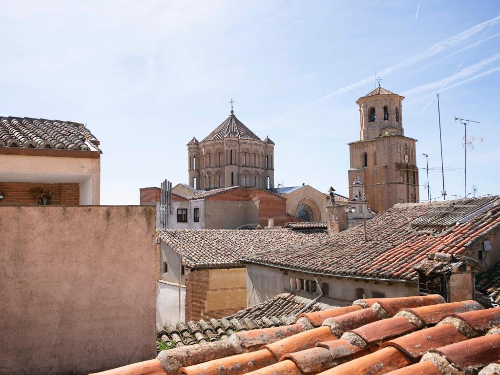 vista sui tetti di una città con due torri di hotel pirata a Toro