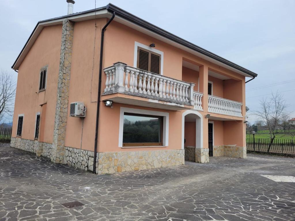 una casa con un balcón en el lateral. en Immaculate 4-Bed House in Cassino Villa Aurora, en Cassino