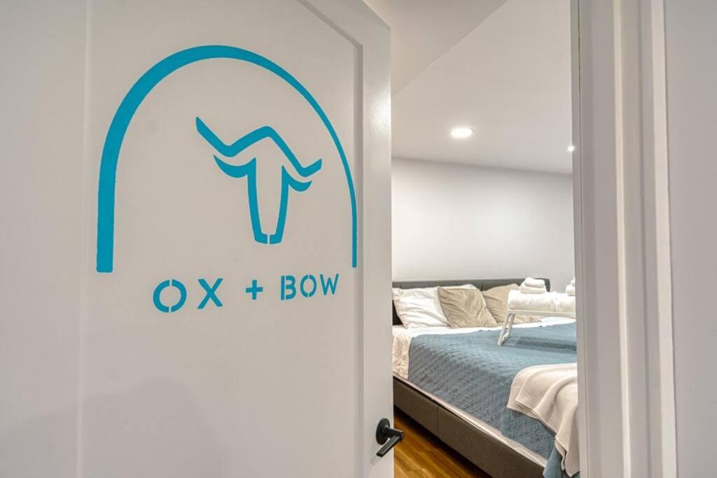 Postel nebo postele na pokoji v ubytování The Ox + Bow