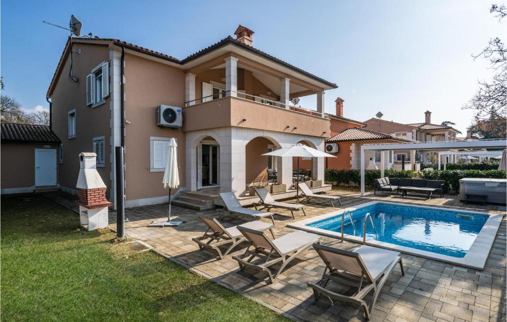 uma villa com piscina em frente a uma casa em Lovely Home In Pula With Swimming Pool em Pula