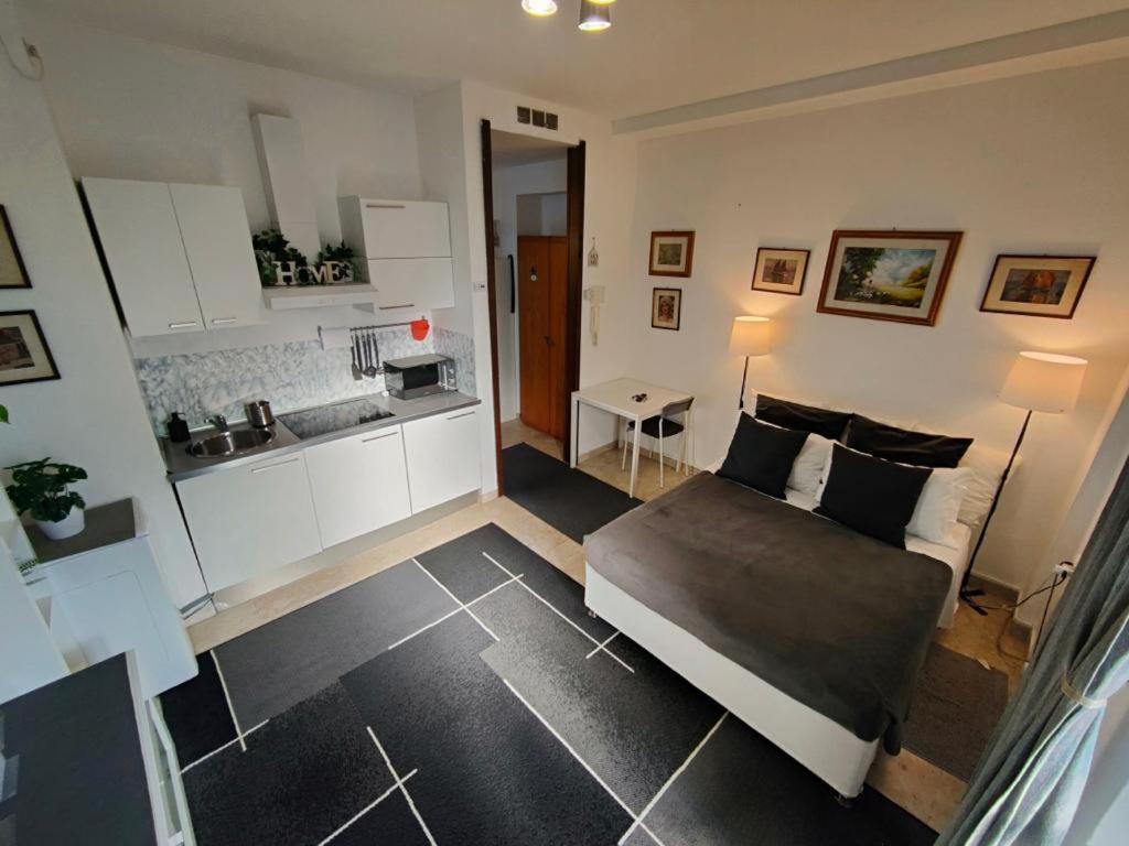 uma sala de estar com um sofá e uma cozinha em Short rent milan em Milão