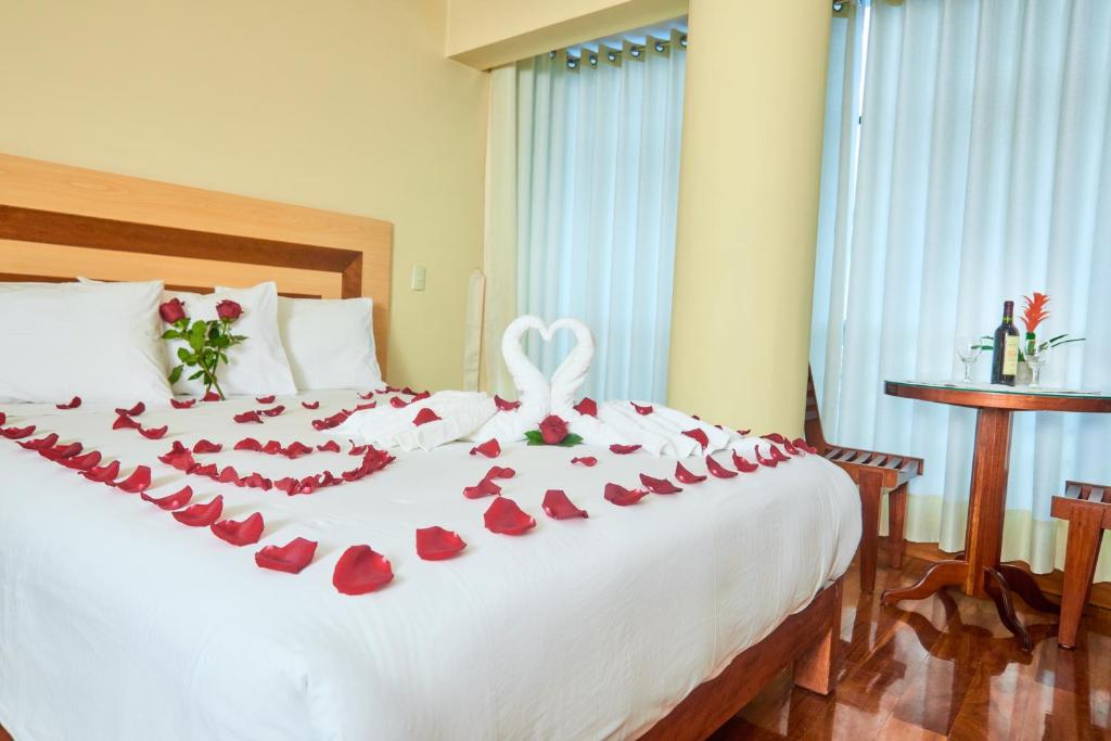 Postel nebo postele na pokoji v ubytování Samkauta Hotel & Suite