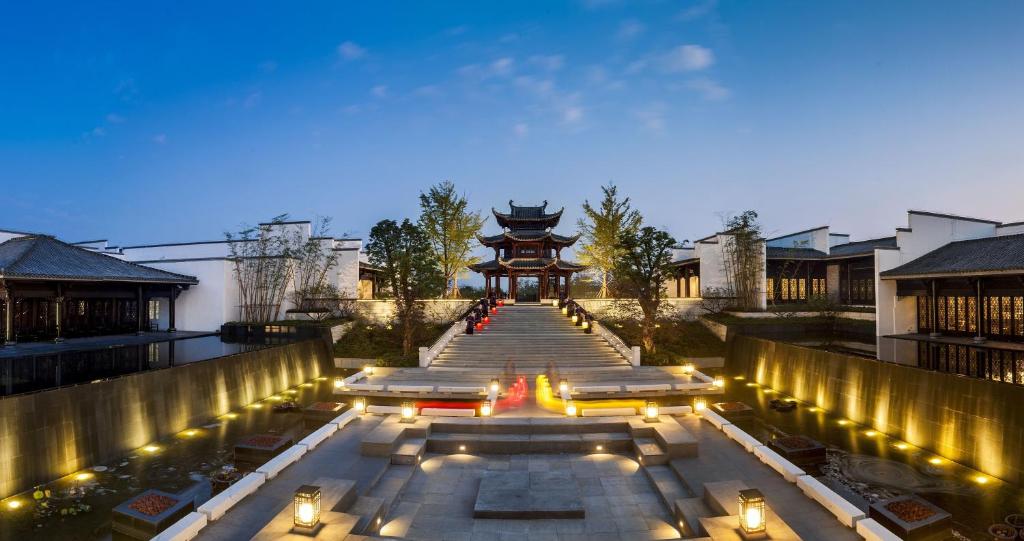 un edificio con una escalera con luces y una pagoda en Yurun Hanyuelou Villa Resort, en Huangshan