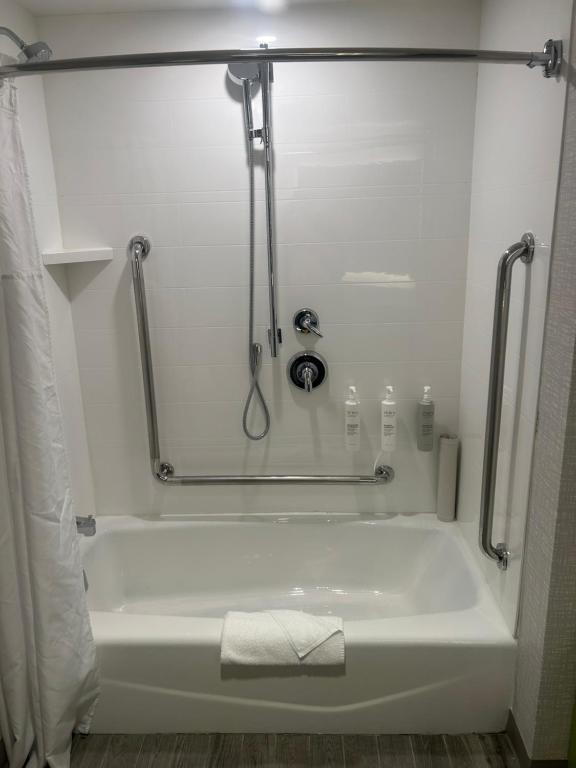 Sustainability certification Hampton Inn By Hilton Kingston - バリアフリー対応バスタブ付きキングルーム - 移動・聴覚対応／禁煙