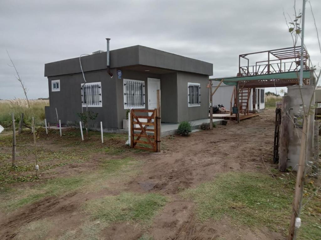 un pequeño edificio en medio de un camino de tierra en Leosanmareta en 