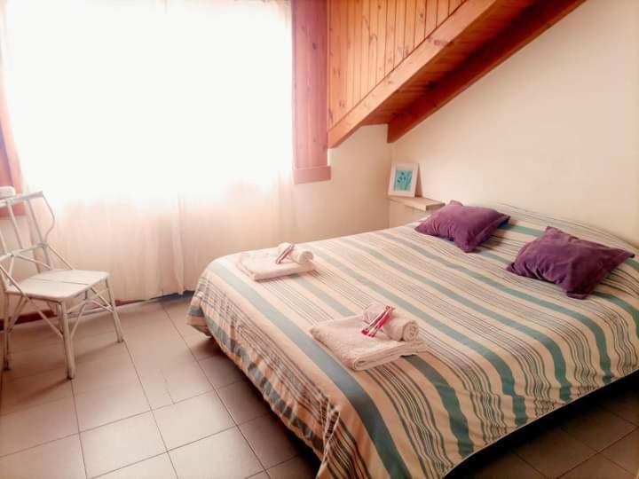 um quarto com uma cama grande e toalhas em Hospedaje de Ensueño SMA em San Martín de los Andes