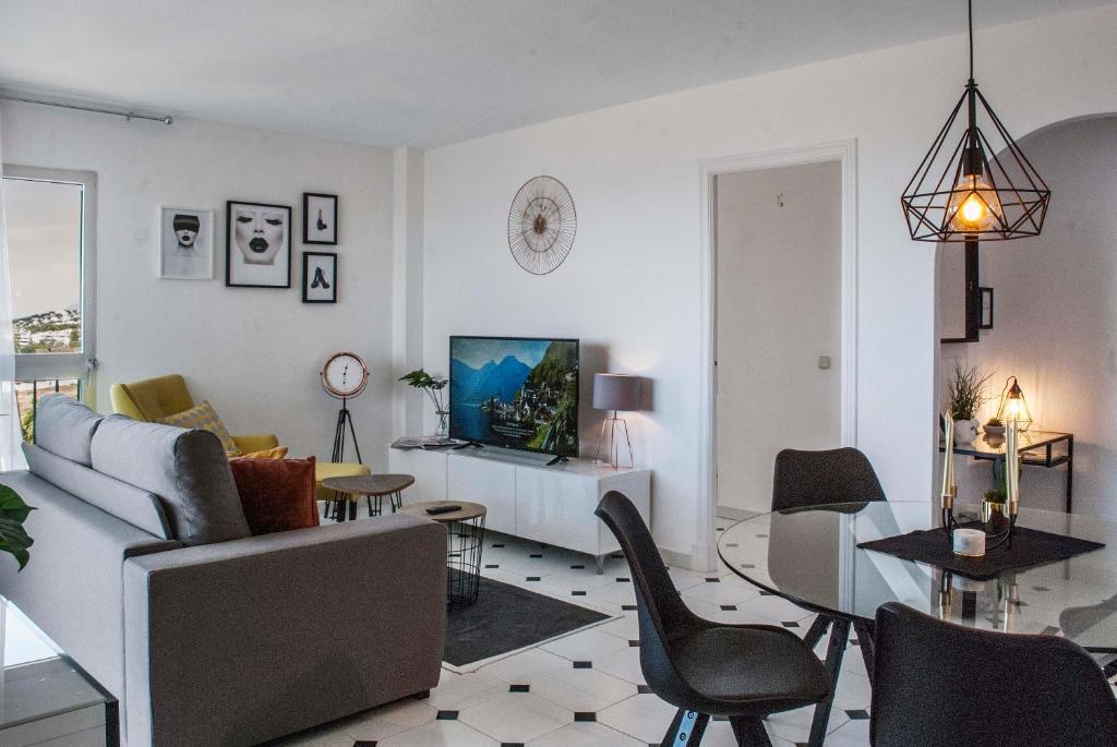 Televízia a/alebo spoločenská miestnosť v ubytovaní Seaside apartment in Riviera del Sol by Costarentals - Ref 75