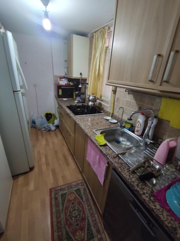una cucina con lavandino e piano di lavoro di İstanbul Üsküdar Ev içinde Oda a Istanbul