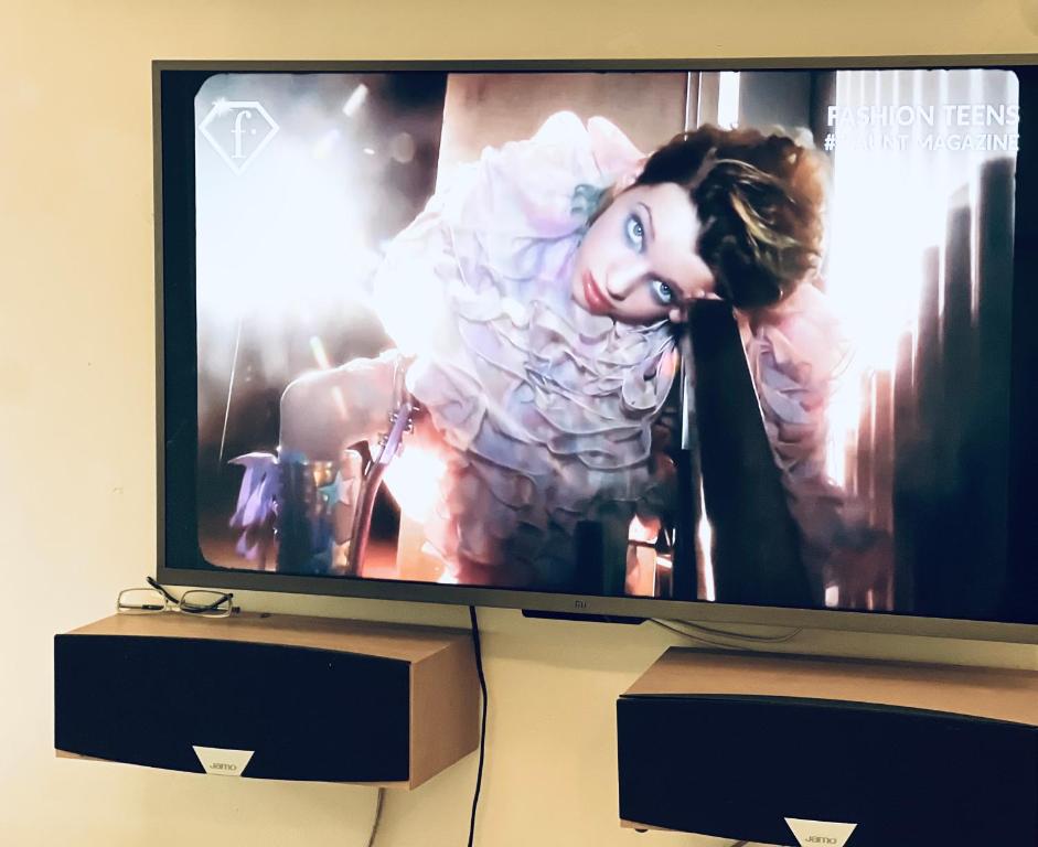 TV a/nebo společenská místnost v ubytování The First Ba Trieu Ha Noi