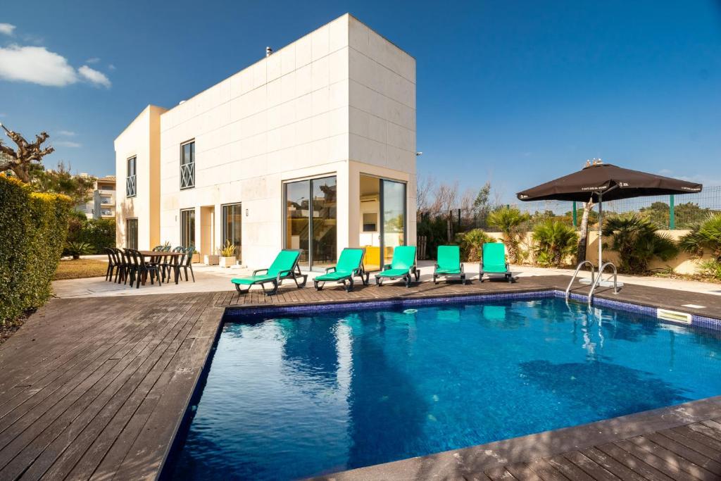 Πισίνα στο ή κοντά στο LINDA Oura Beach 4BR Villa 10 New for rent!