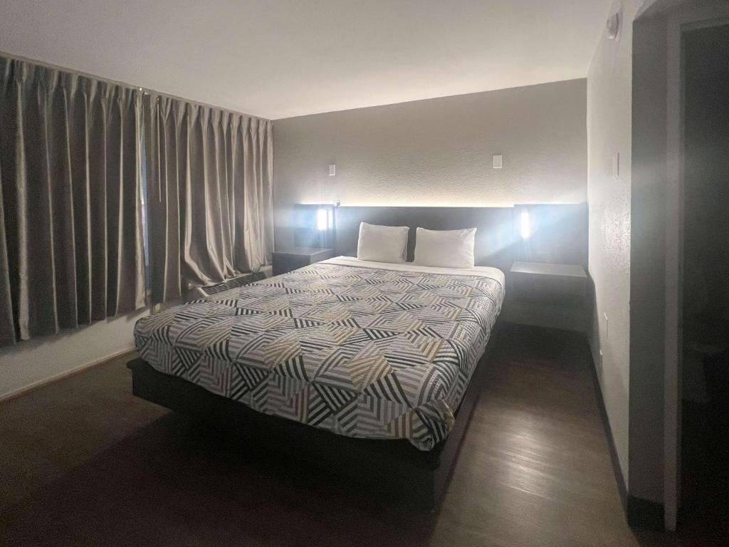 Postel nebo postele na pokoji v ubytování Motel 6 Glendale Phoenix