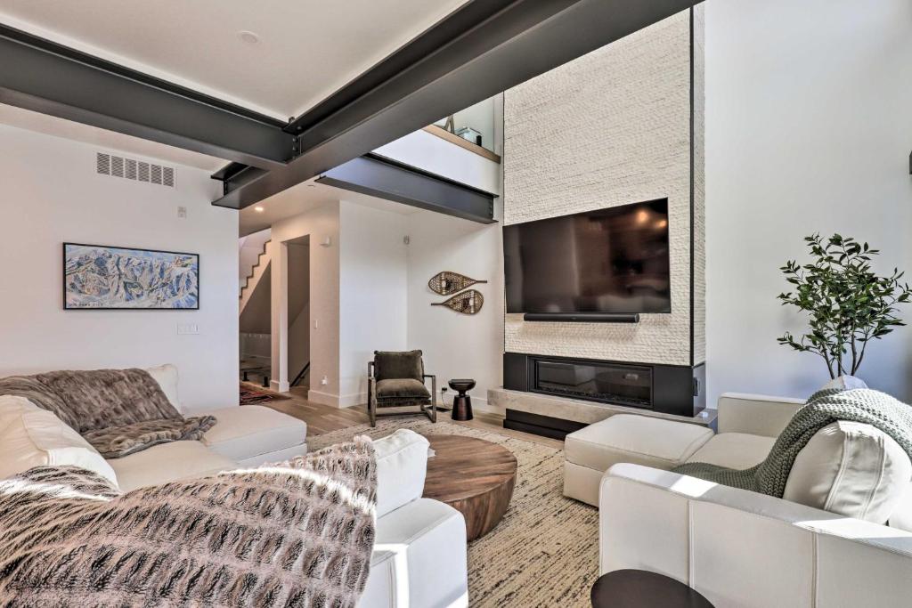sala de estar con muebles blancos y TV de pantalla plana en Luxe Park City Townhome with Private Hot Tub!, en Park City