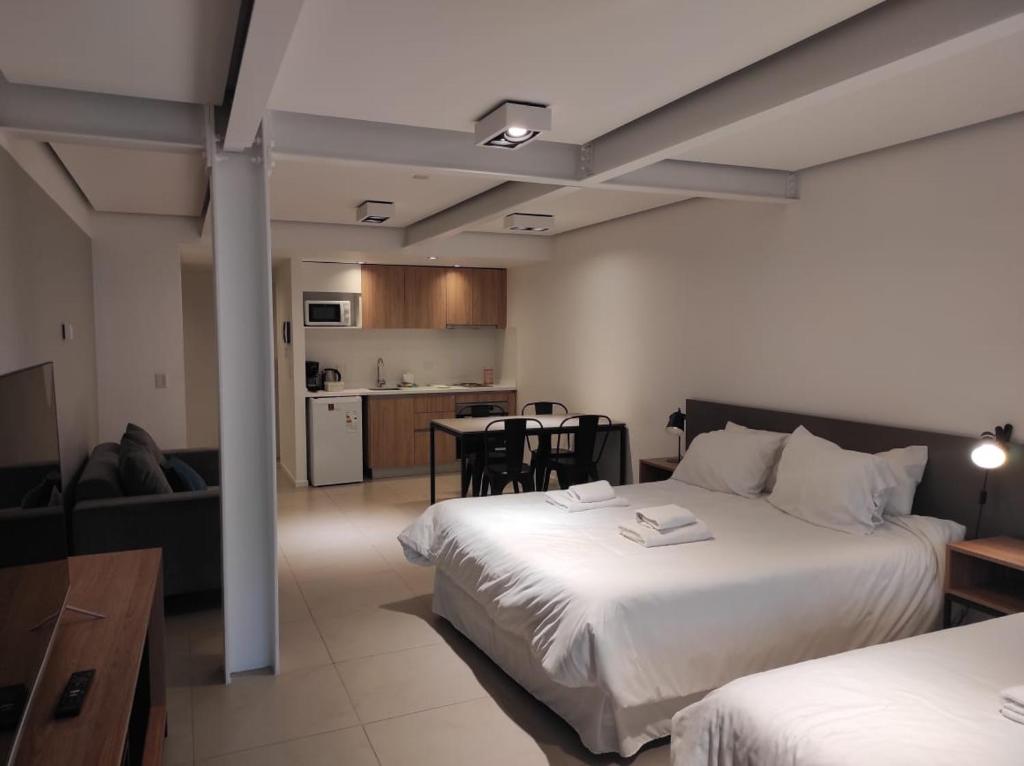 Habitación de hotel con 2 camas y cocina en Aunaisin-Austral 101 en Ushuaia