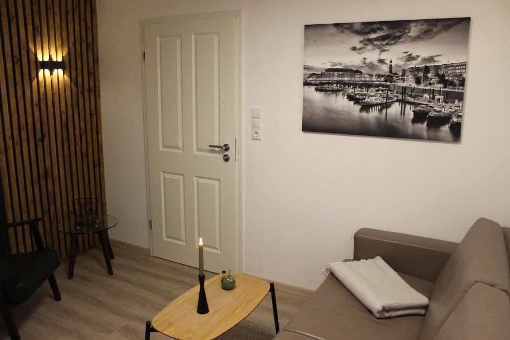 Posezení v ubytování KLEINE SOUTERRAIN WOHNUNG NÄHE HAMBURG