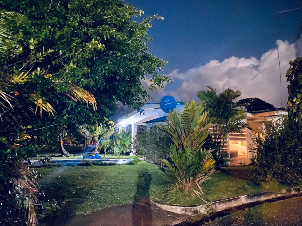 una casa con piscina en el patio por la noche en Villa cerca del Mar, en Guanche