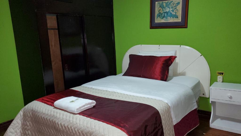 Postel nebo postele na pokoji v ubytování Hostal Bolívar Inn