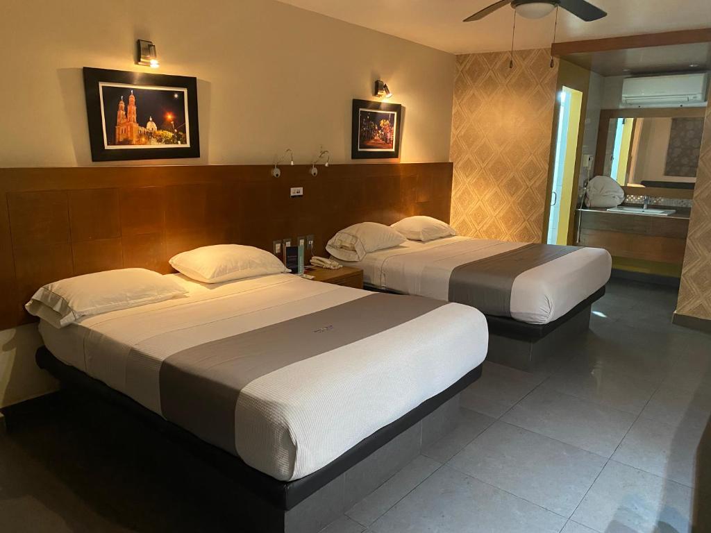 - une chambre d'hôtel avec 2 lits dans l'établissement Hotel Maioris El Diez Culiacan, à Culiacán