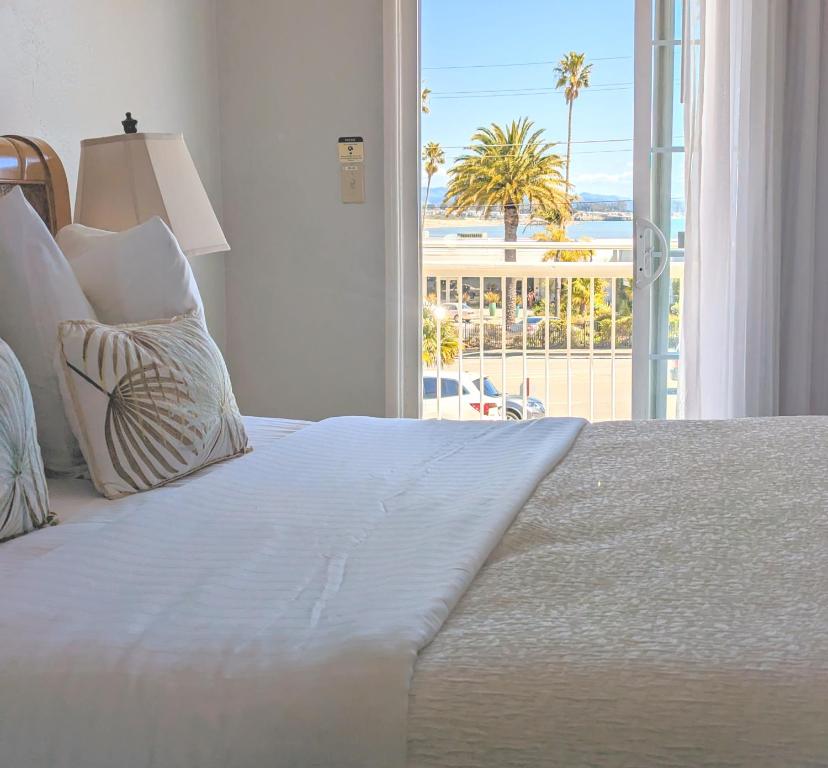 1 dormitorio con 1 cama y vistas al océano en Seaway Inn en Santa Cruz