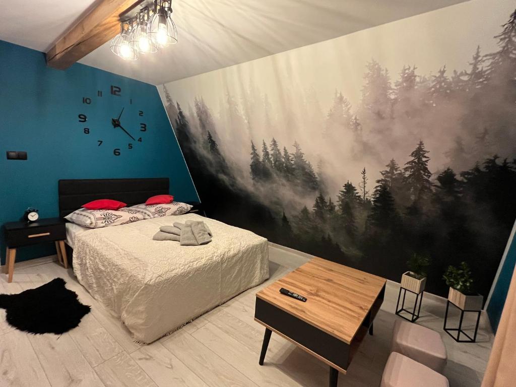1 dormitorio con una gran pintura en la pared en U Babci na strychu en Zakopane